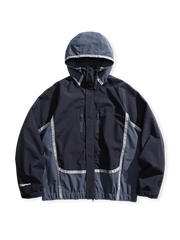 防風耐摩耗ポリエステル素材のパッチワークフーデッドジャケット。多機能ジッパーと調節可能フード、リブ袖口が特徴。