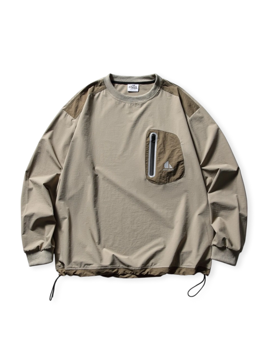 ナイロン混紡生地のロングスリーブTシャツ。胸にナイロンパッチポケットとジップ、ドローコード裾とエラスティック袖口が特徴。