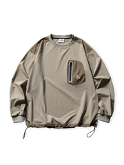 ナイロン混紡生地のロングスリーブTシャツ。胸にナイロンパッチポケットとジップ、ドローコード裾とエラスティック袖口が特徴。