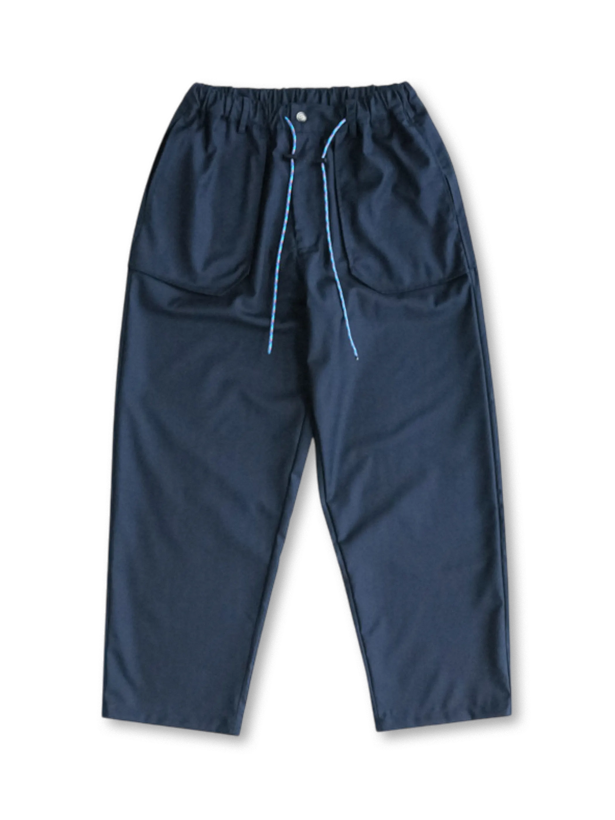 80%コットン・20%ポリエステル混紡素材を使用したアウトドアポケットワイドパンツ。調節可能なウエストとゆったりシルエット、多機能ポケットで収納力抜群。スニーカーやワークシューズとのコーディネートに最適。