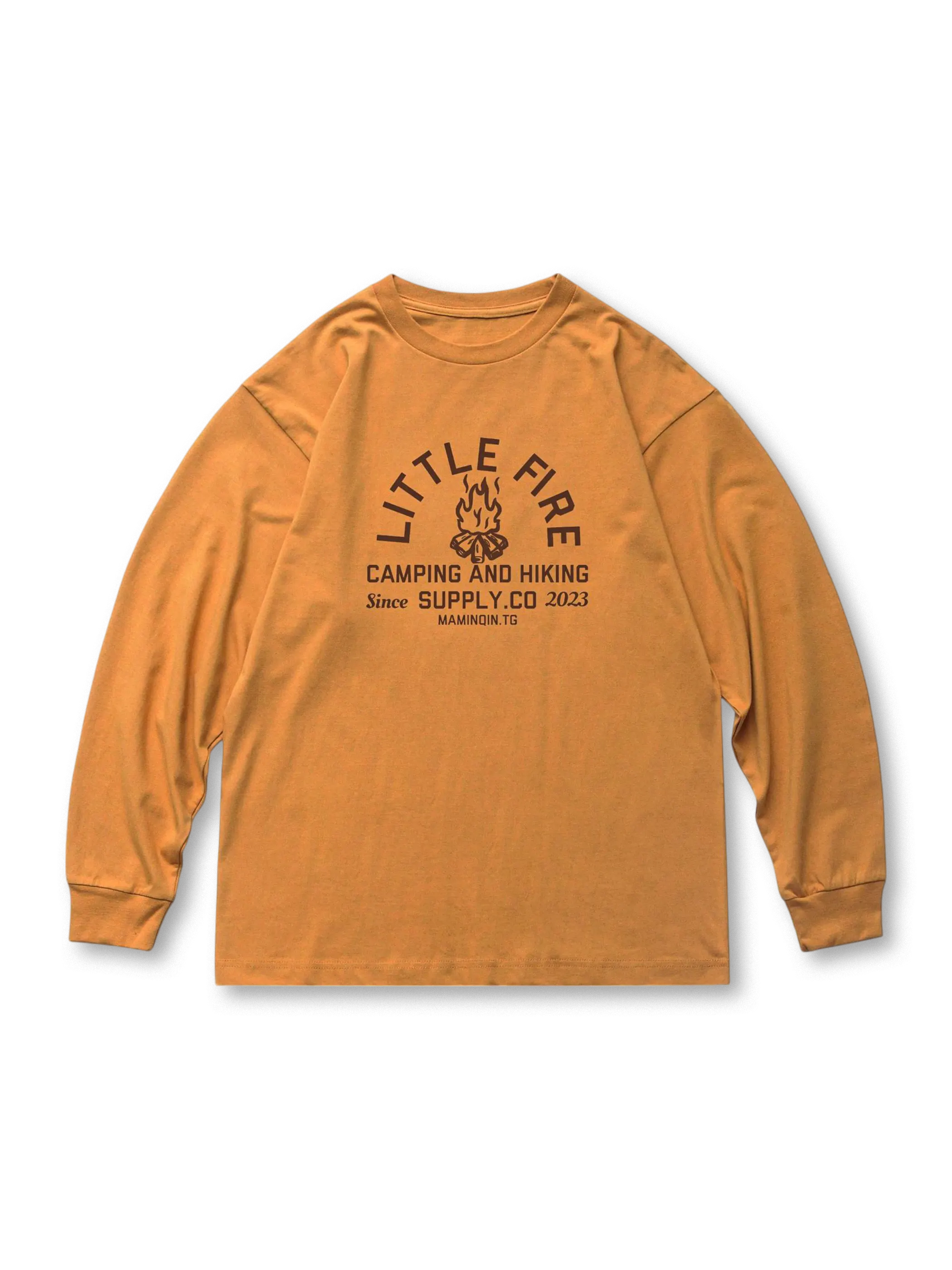 キャンプやハイキングを連想させる炎モチーフのグラフィックプリント入り厚手コットン長袖Tシャツ。ゆったりしたドロップショルダーシルエットで秋冬の保温性に優れ、工装パンツやデニムと相性良好。