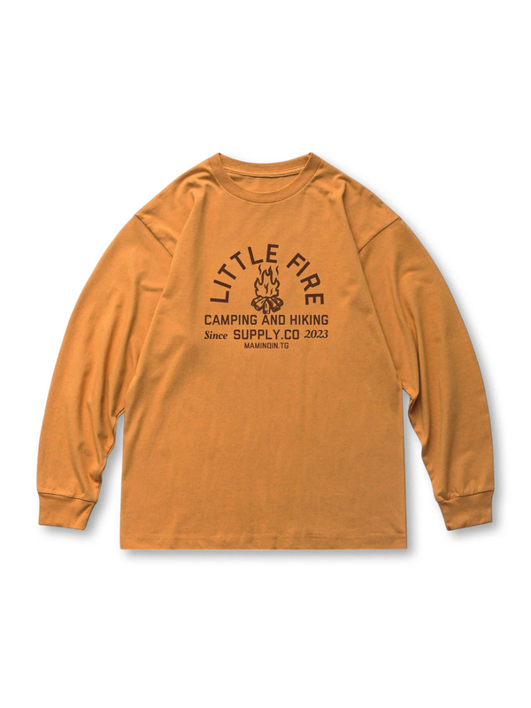 キャンプやハイキングを連想させる炎モチーフのグラフィックプリント入り厚手コットン長袖Tシャツ。ゆったりしたドロップショルダーシルエットで秋冬の保温性に優れ、工装パンツやデニムと相性良好。