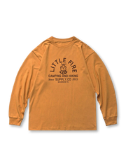 キャンプやハイキングを連想させる炎モチーフのグラフィックプリント入り厚手コットン長袖Tシャツ。ゆったりしたドロップショルダーシルエットで秋冬の保温性に優れ、工装パンツやデニムと相性良好。