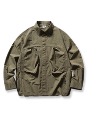 ポケット装飾が映える軽量アウトドアシャツ