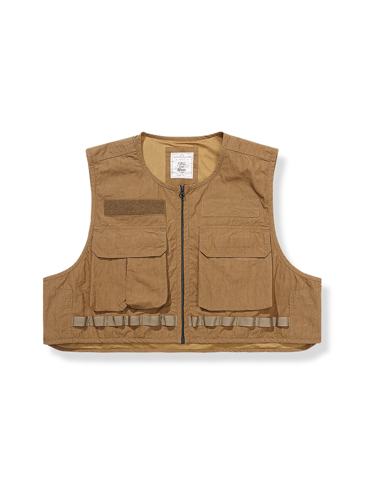 非対称デザインと多機能ポケットが特徴のショート丈アウトドアベスト