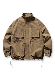 防風性と立体ポケットが特徴のアウトドアスタンドカラージャケット