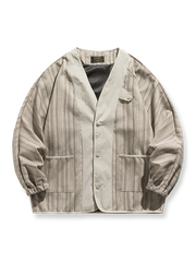 アウトドアスタイルストライプジャケットの全体正面画像、多機能ポケットとゴム袖口のディテール。