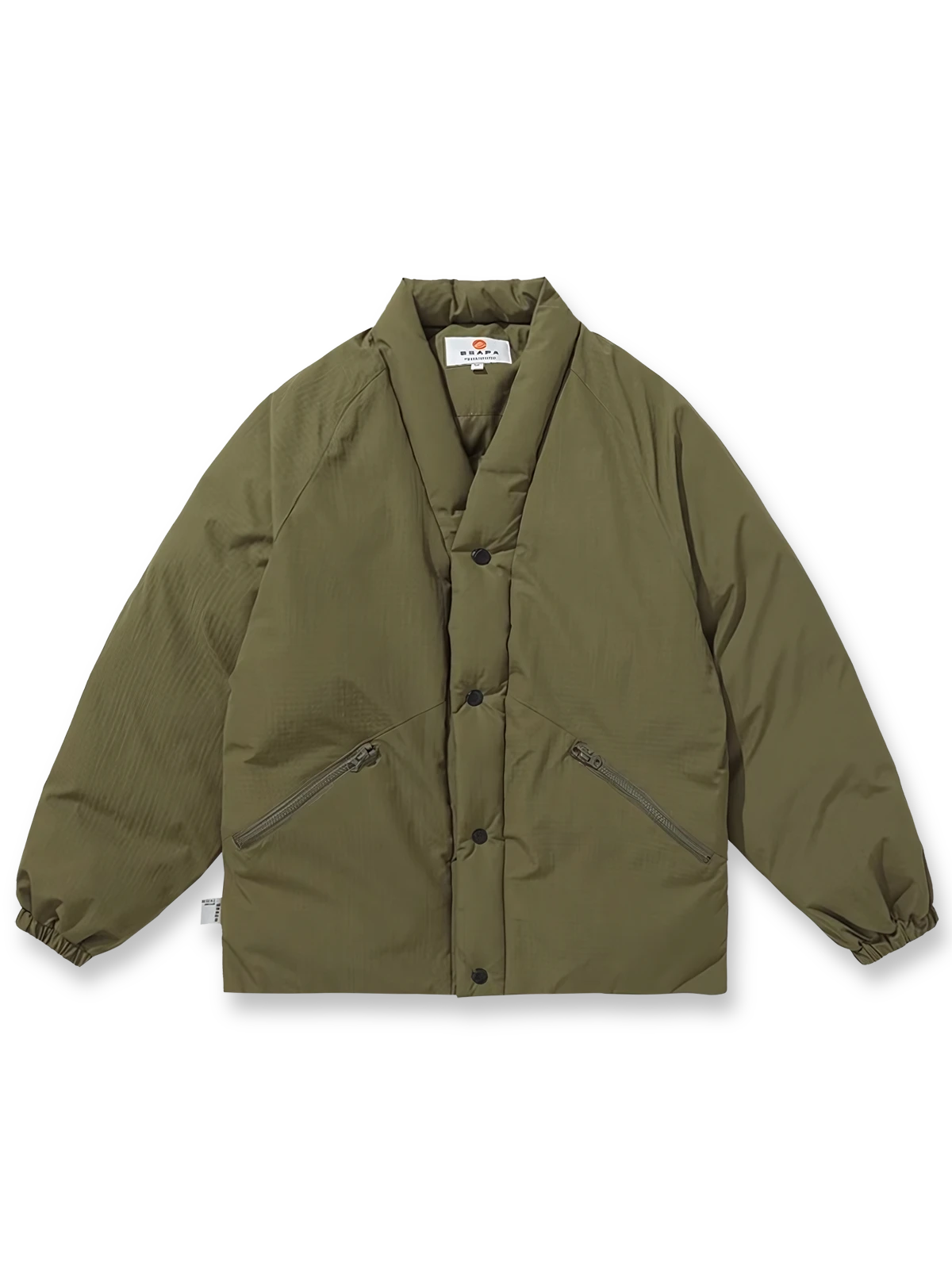 Vネックと中綿入りライニングが特徴のアウトドアジャケット。