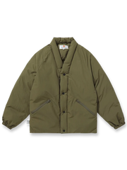 Vネックと中綿入りライニングが特徴のアウトドアジャケット。