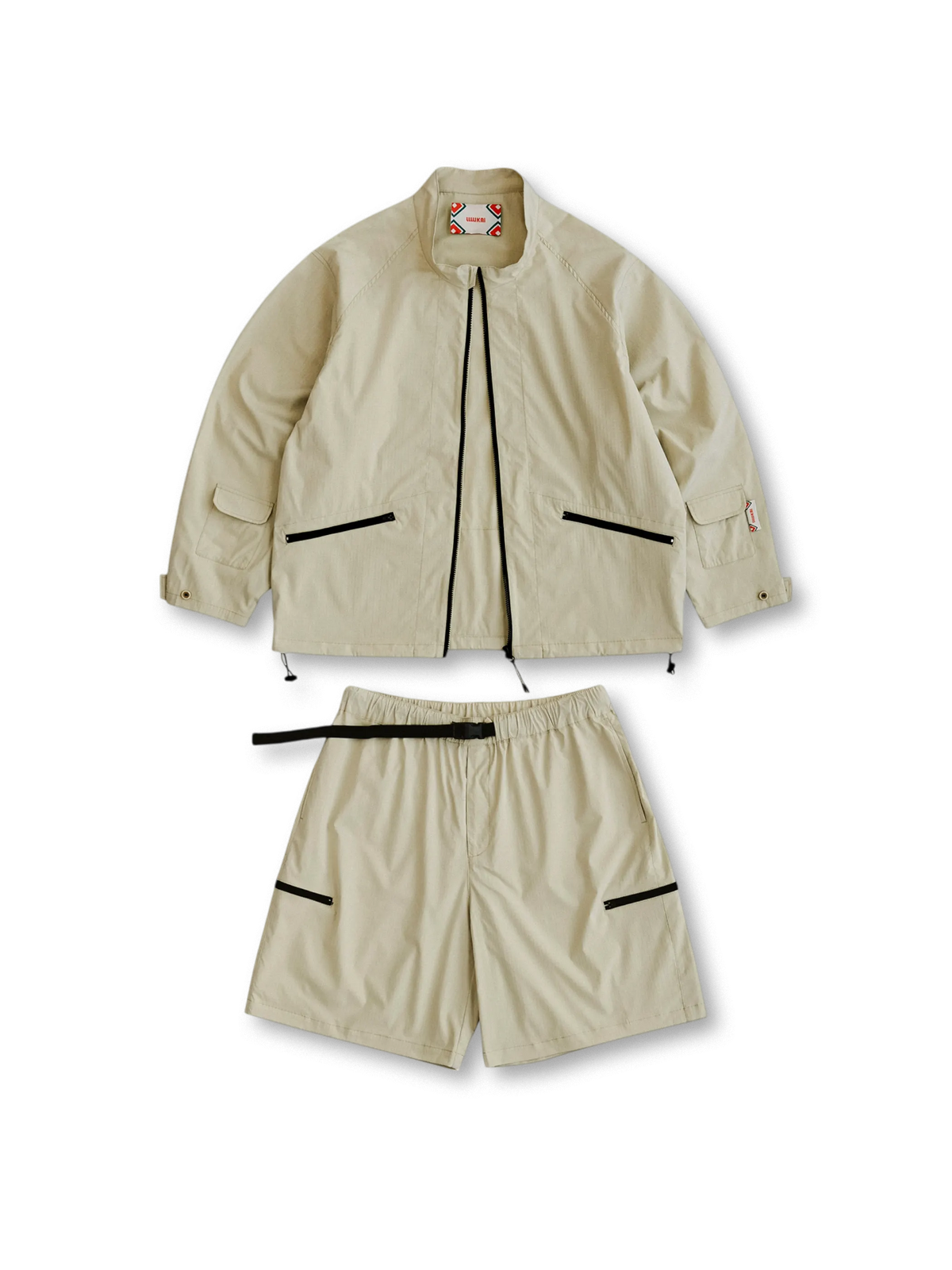 通気性と耐久性に優れたアウトドア用サンプロテクションセットアップ。調節可能なウエストで快適な着用感。