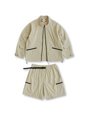 通気性と耐久性に優れたアウトドア用サンプロテクションセットアップ。調節可能なウエストで快適な着用感。