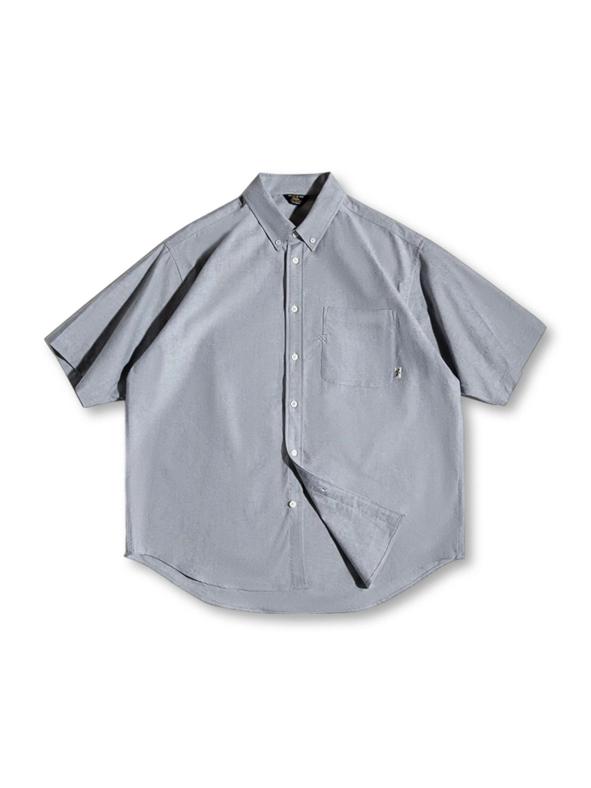 フォーマルな襟とゆったりシルエットが特徴のオーバーサイズ半袖シャツ