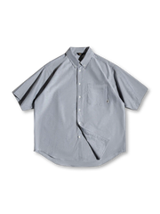 フォーマルな襟とゆったりシルエットが特徴のオーバーサイズ半袖シャツ