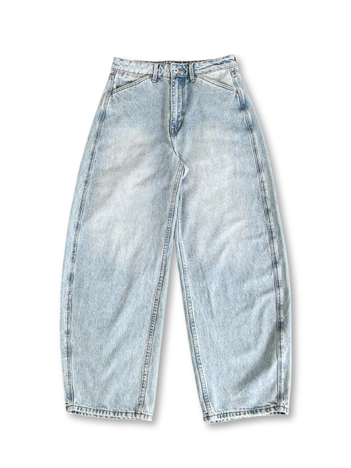 ボリュームあるワイドシルエットとウォッシュ加工が特徴のデニムパンツ