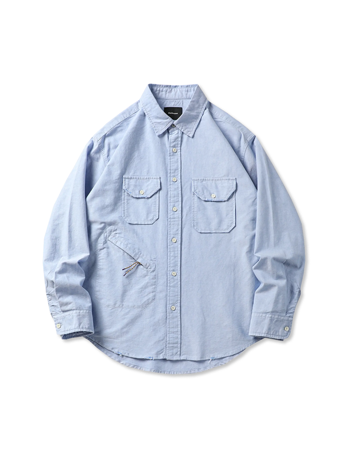 オックスフォードクロス素材の多ポケットワークシャツジャケット。斜めジッパーポケットとラウンドヘムが特徴のカジュアルでリラックスしたシルエット。
