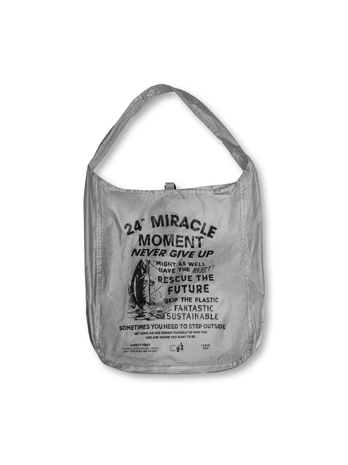 グレーのパッカブルナイロンショルダーバッグ、フロントにメッセージプリント、内蔵ポケットで折りたたみ可能