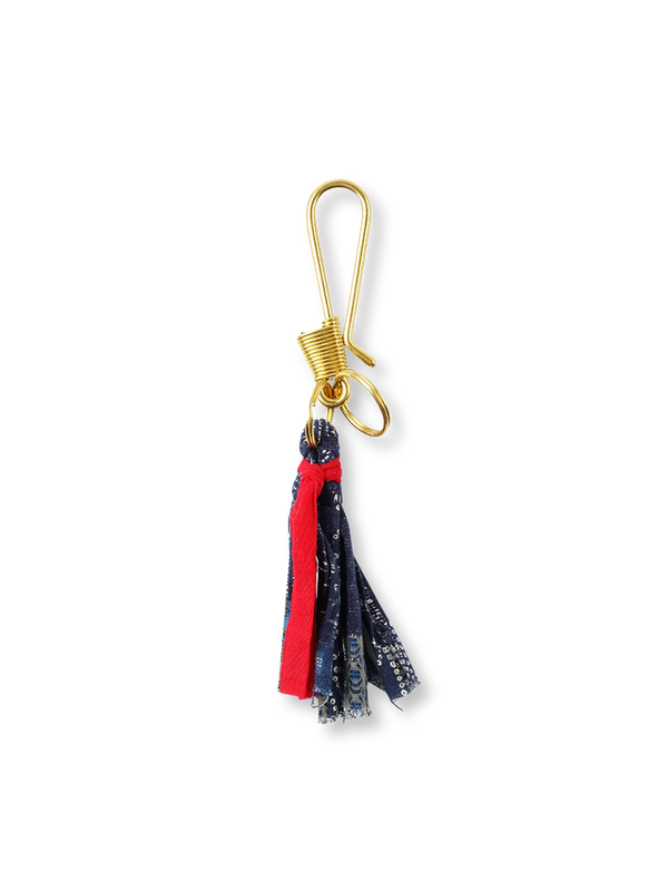 ペイズリー柄藍染めキーホルダーの全体画像、ブラスフックと藍染め古布フリンジのディテール。