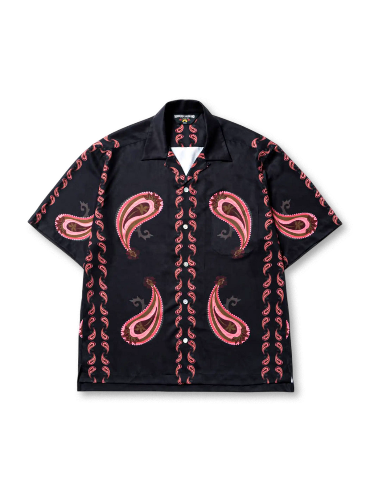 鮮やかなペイズリー柄デジタルプリントとオープンカラーが特徴の涼感アロハシャツ。シワになりにくい素材使用。