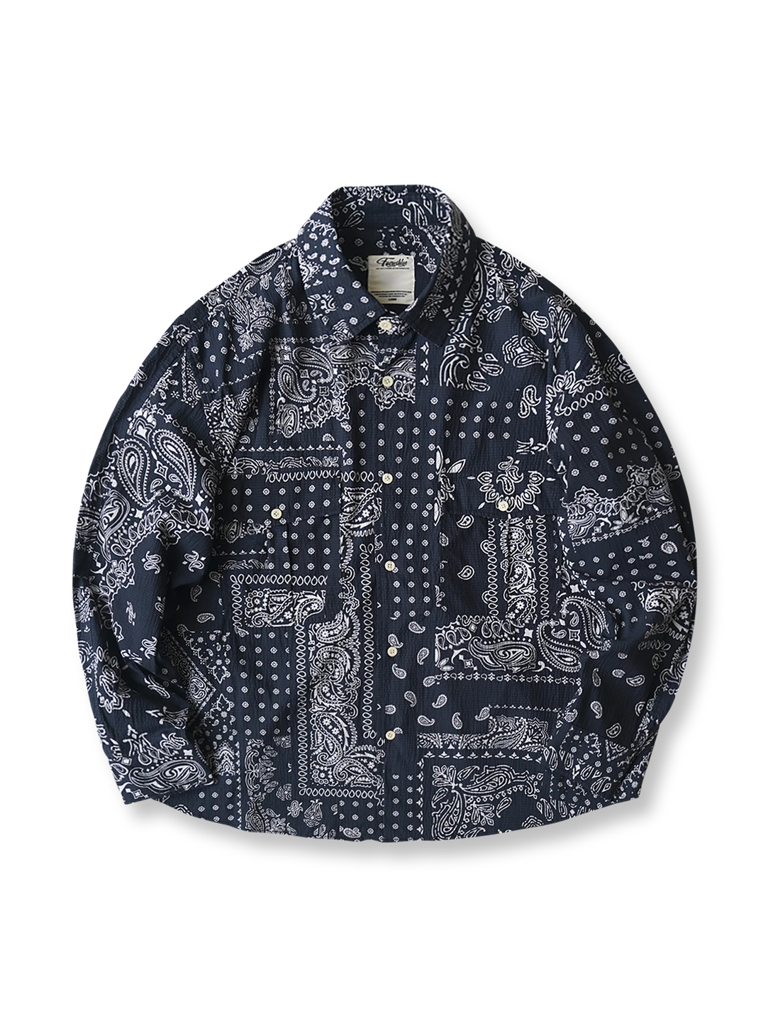 ペイズリー柄シアサッカーシャツの全体正面画像、ペイズリー柄と機能的ポケットのディテール。