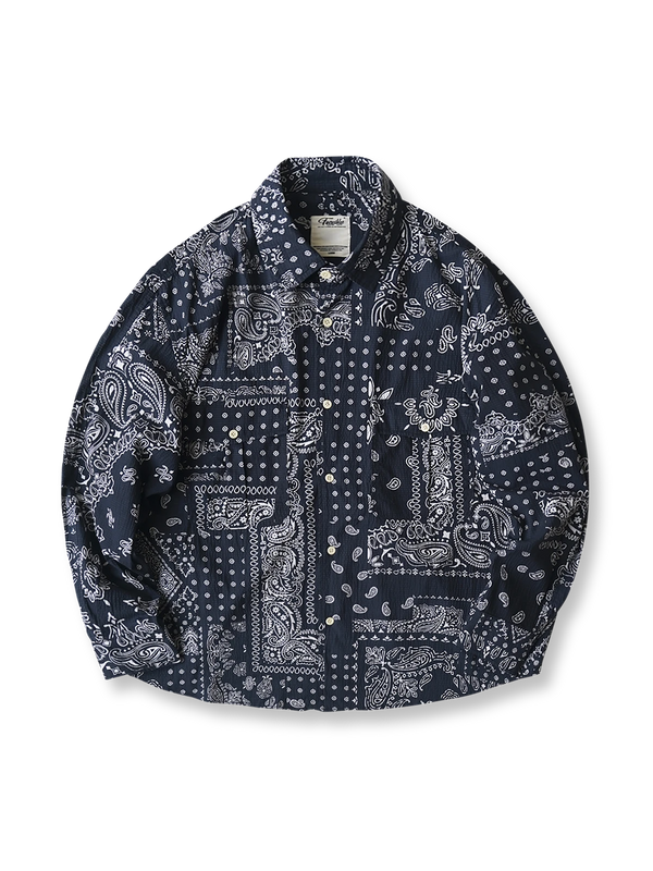ペイズリー柄シアサッカーシャツの全体正面画像、ペイズリー柄と機能的ポケットのディテール。