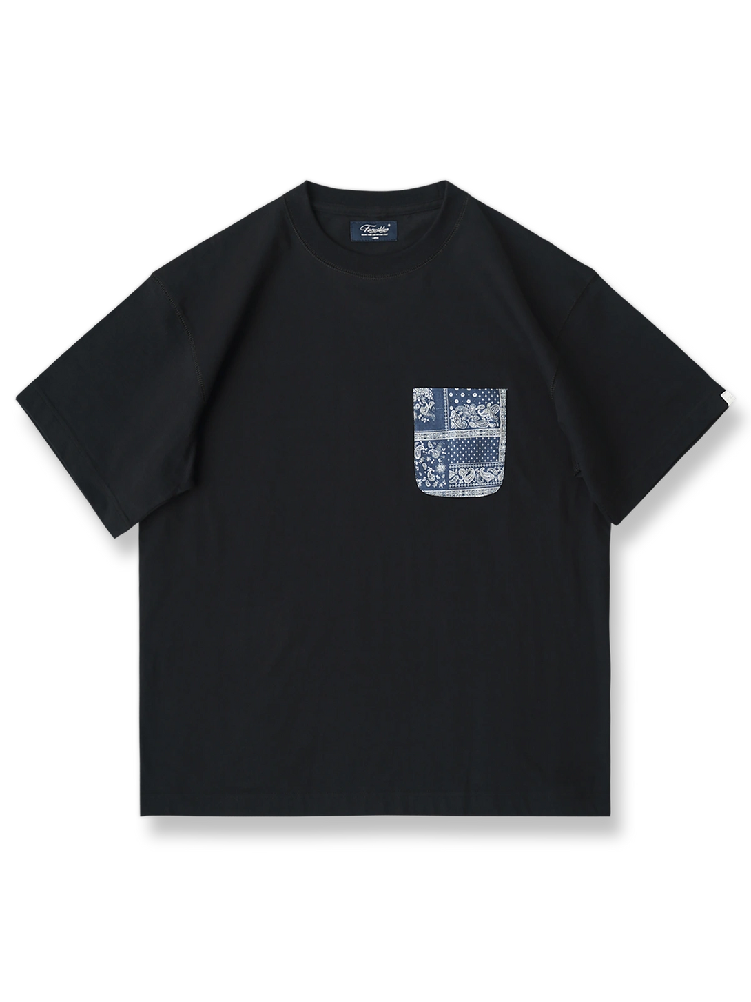 ペイズリー柄ポケットとウォッシュ加工が特徴のヴィンテージ風半袖Tシャツ