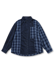 植物藍染めデニムパネルとチェック柄の左右非対称パッチワークが際立つデニムシャツ