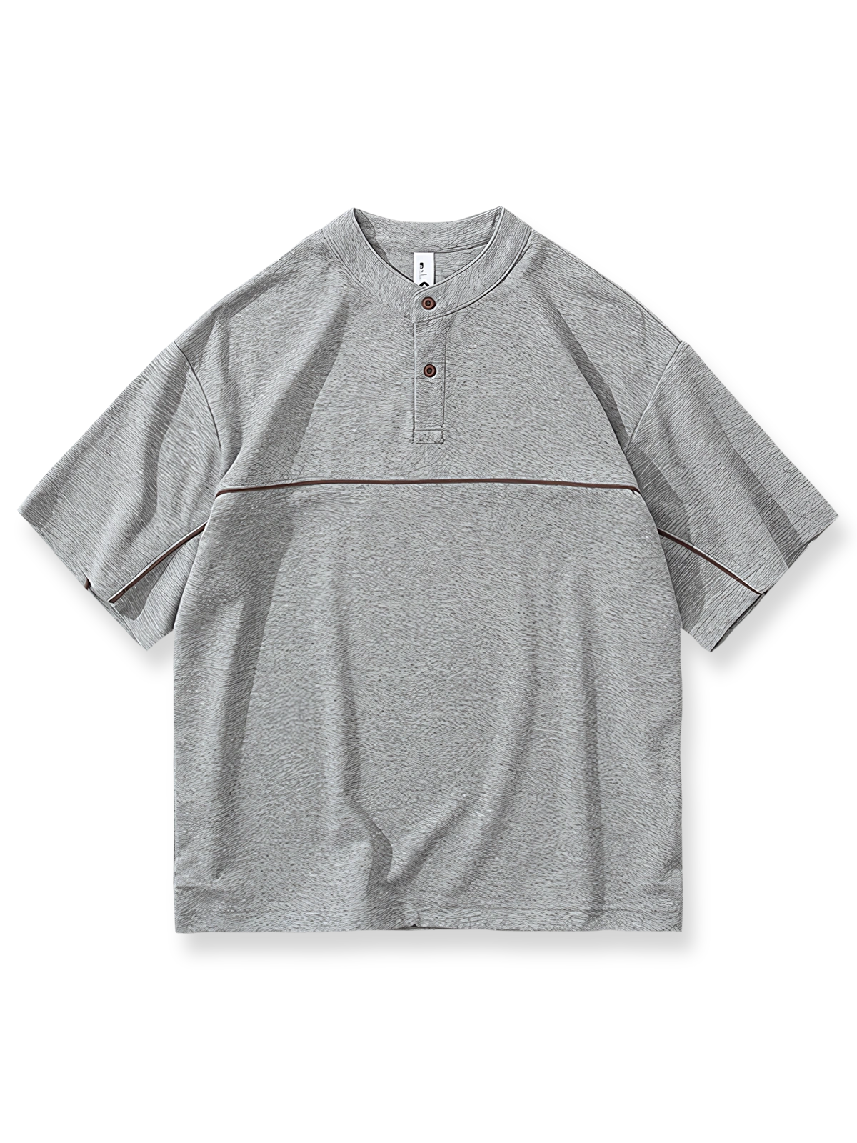 ヘンリーネックとスポーティなパネル切替を配した半袖シャツ。