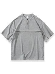 ヘンリーネックとスポーティなパネル切替を配した半袖シャツ。