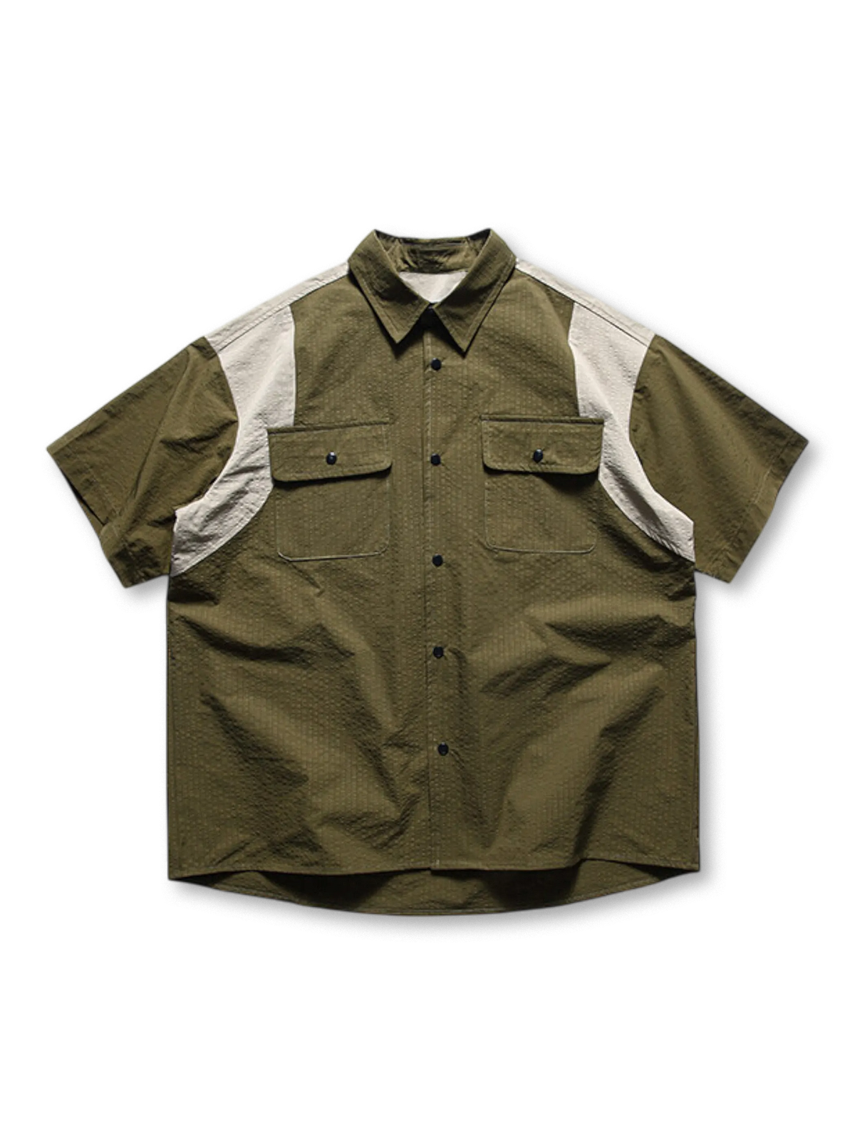 ミリタリー調オリーブとグレージュパネルが特徴の速乾半袖シャツ