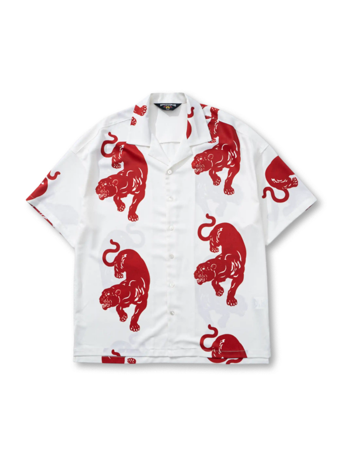 縦並びパンサー柄と高解像度プリントが特徴のポリエステル製アロハシャツ。涼しく快適な着心地。