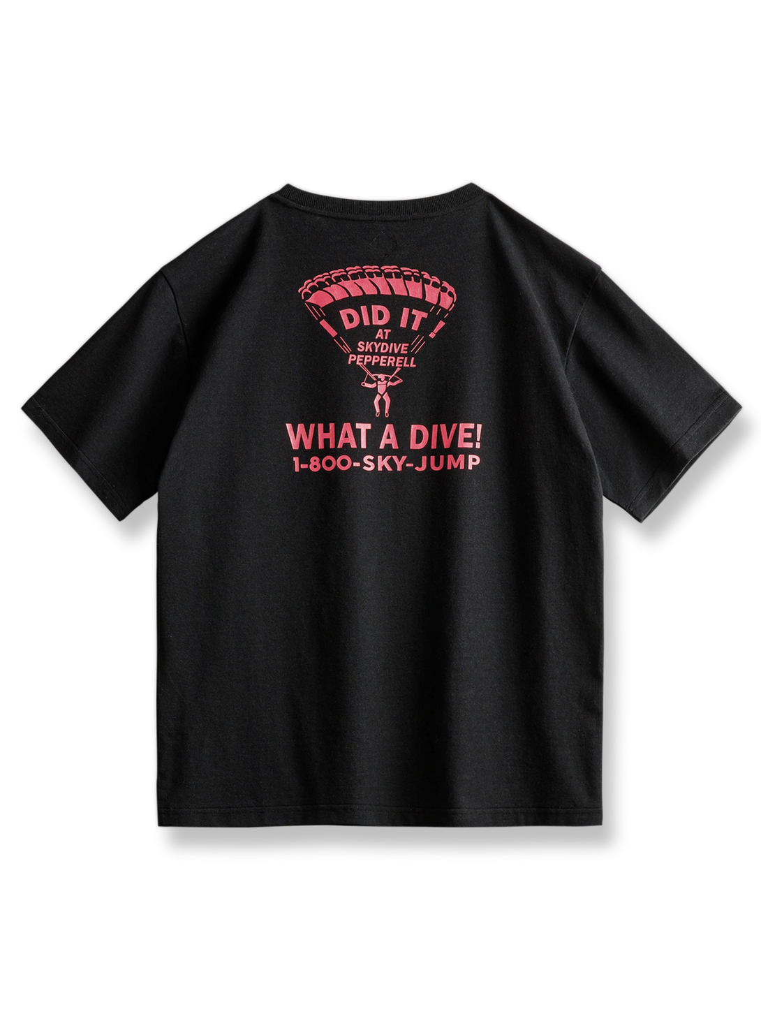 パラシュート柄とアルファベットプリントが施された半袖Tシャツ
