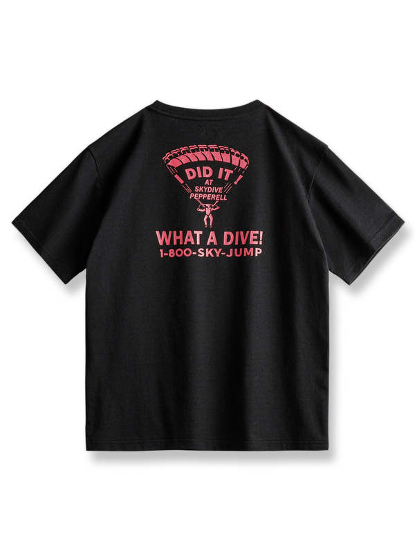 パラシュート柄とアルファベットプリントが施された半袖Tシャツ
