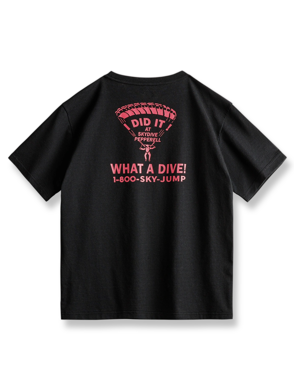 パラシュート柄とアルファベットプリントが施された半袖Tシャツ