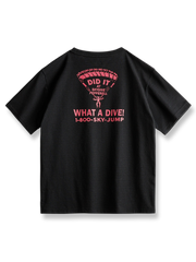 パラシュート柄とアルファベットプリントが施された半袖Tシャツ