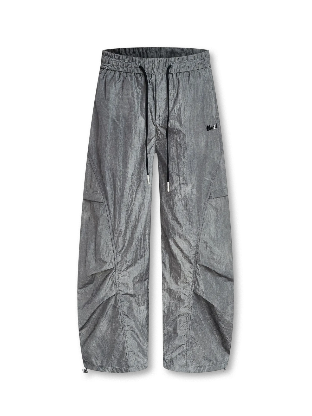  軽量ナイロン素材とカーブシームが特徴のパラシュート降下兵ルーツのワイドパンツ。ドローストリングウエストで調節可能、シンプルなTシャツとミリタリーブーツに合うストリートスタイル。