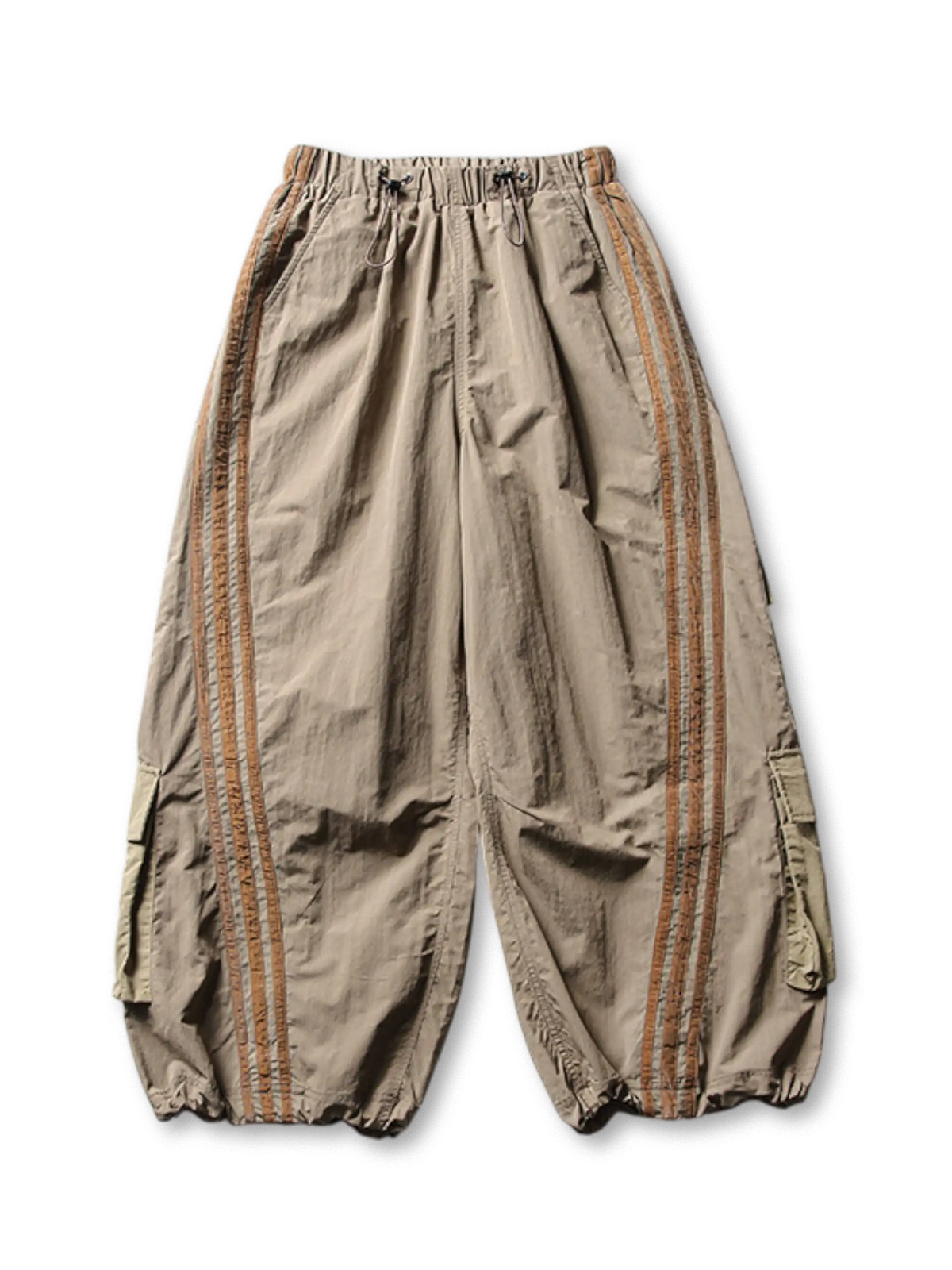 ウエスト全周ゴム仕様のパラシュートワイドカーゴパンツ。斜め3本ラインと大容量ポケットが特徴。裾アジャスターでシルエット調整可能。防水・防風・速乾素材使用でアウトドアにも最適。
