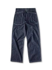 1940年代作業着を再現したパリスボタンと赤耳セルビッチを備えたワイドストレートデニムパンツ。丈夫で味わい深い生地が特徴。