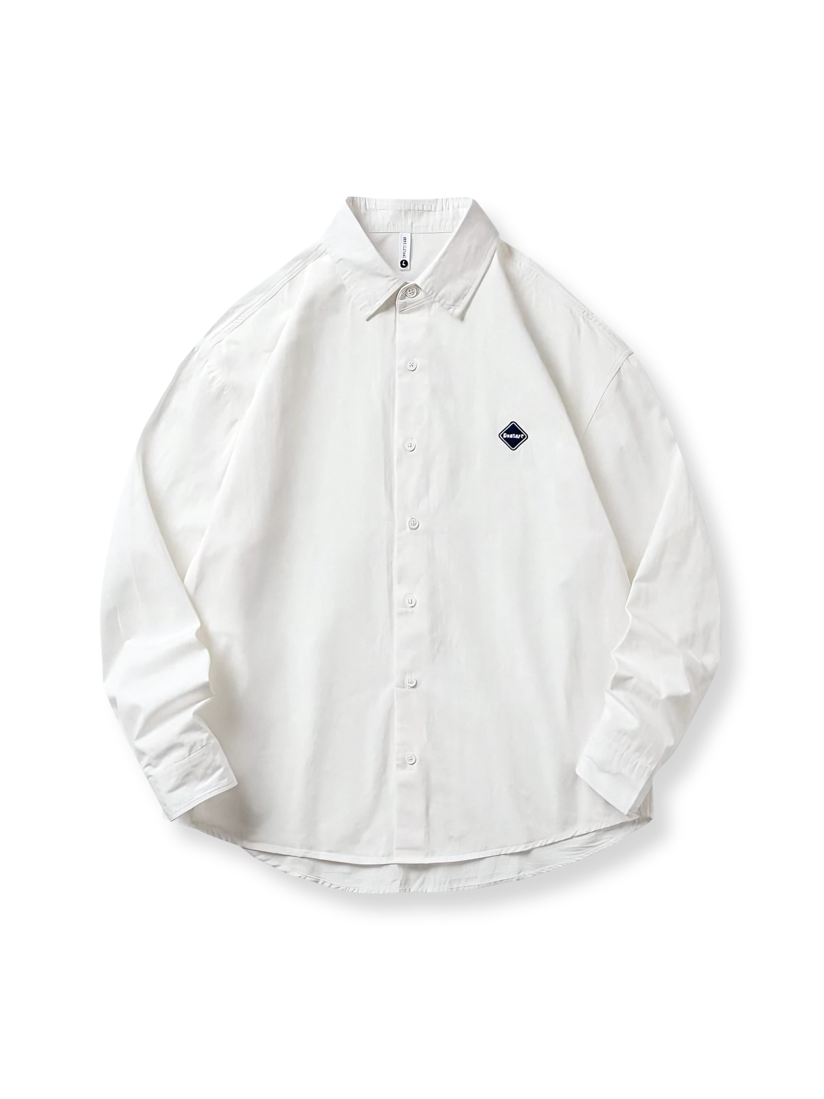 胸元にワッペン刺繍があしらわれたウォッシュ加工コットン長袖シャツの全体像。