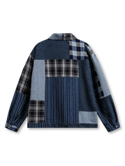 パッチワークチェックデニムジャケットの全身ビュー、異素材パネルとチェックパターンを強調。