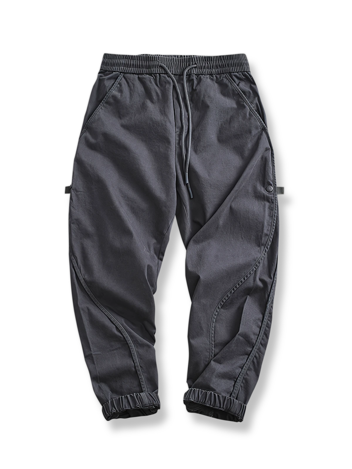 パッチワークとアンクルバンドが特徴のテーパードカーゴパンツ。