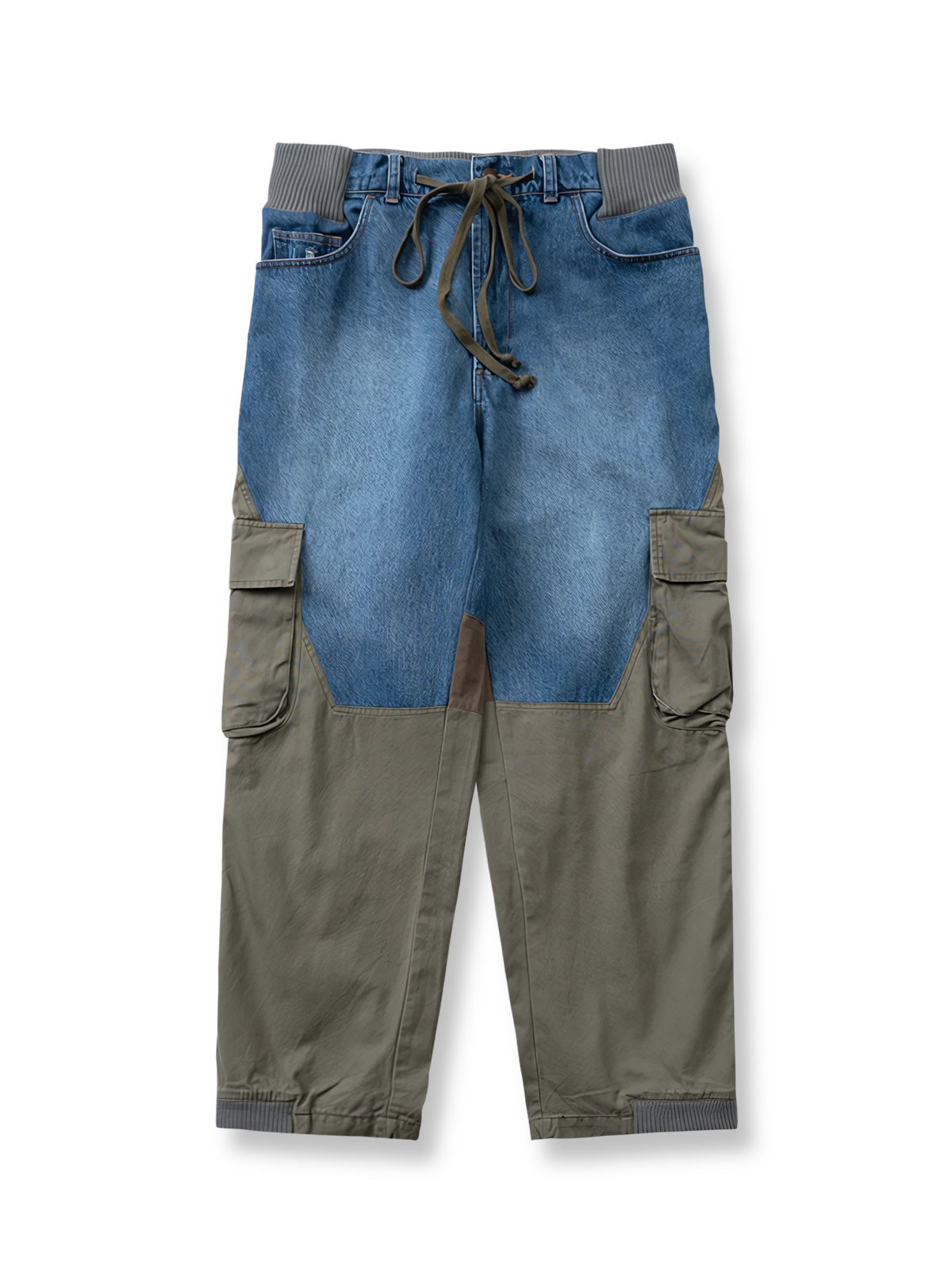 異素材パッチワークが特徴のウォッシュ加工カーゴパンツ。多機能ポケットと調節可能な裾付きで快適。