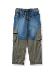 異素材パッチワークが特徴のウォッシュ加工カーゴパンツ。多機能ポケットと調節可能な裾付きで快適。