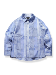 異なる青のチェックをパッチワークで組み合わせた長袖シャツのディテールを捉えたビジュアル。