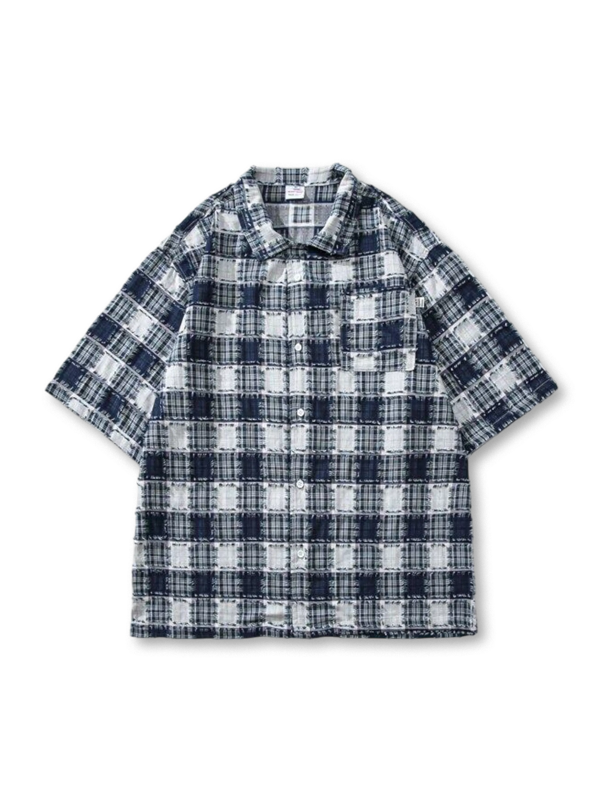 異なるチェック柄のパッチワークとオーバーサイズシルエットが特徴のシャツ