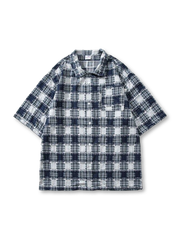 異なるチェック柄のパッチワークとオーバーサイズシルエットが特徴のシャツ