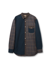  異なる格子柄のパッチワークが特徴の高密度コットン素材ロングスリーブシャツ。オーバーサイズのボックスシルエットと天然シェルボタンが上質感を演出。