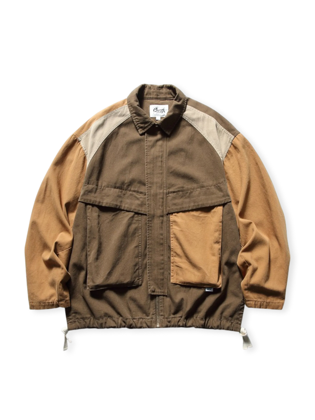 多色パッチワークとカラーアクセントを持つ100%コットンカジュアルジャケット。ドローコード裾とフラップポケットが特徴。