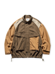 多色パッチワークとカラーアクセントを持つ100%コットンカジュアルジャケット。ドローコード裾とフラップポケットが特徴。