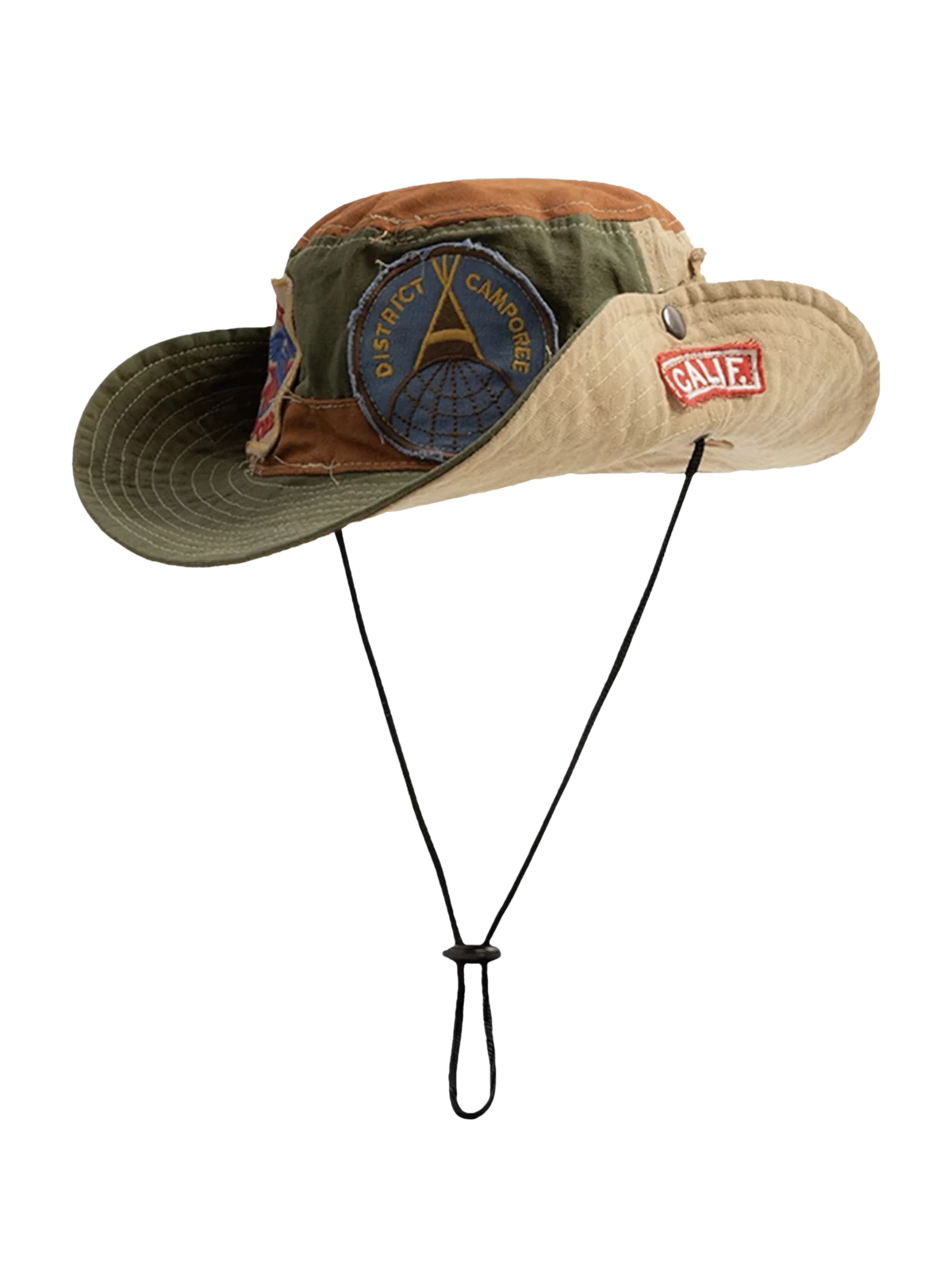 パッチワークとバッジをあしらったコットン製フィッシャーマンハットの画像。