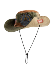 パッチワークとバッジをあしらったコットン製フィッシャーマンハットの画像。